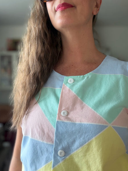 Ärmlös blus i 80-tals pastell