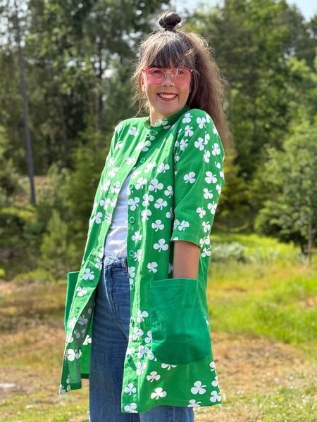 Städrock i grönt vintagetyg med klöver