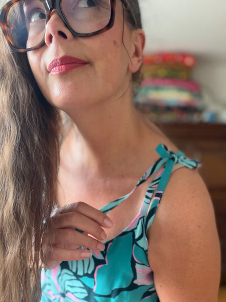 Blus med tunna axelband i turkost & rosa