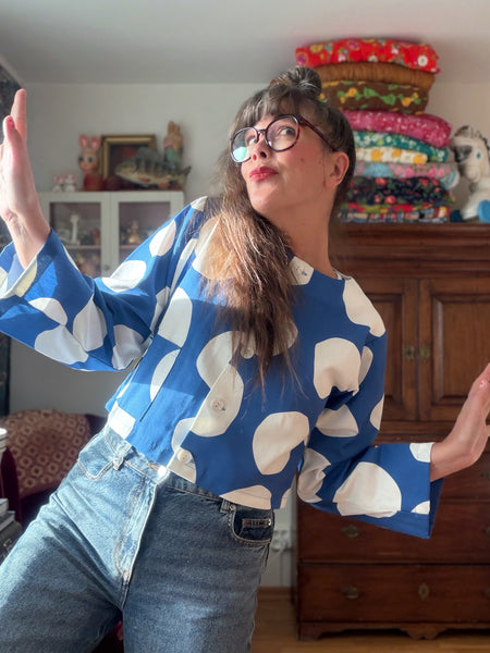 Kort jacka med lång ärm, prickig