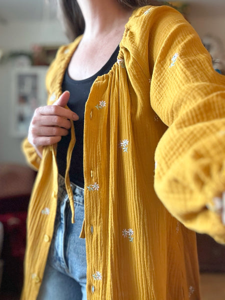 Långklänning med knappar, gul med broderier