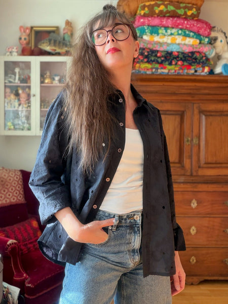 Skjorta i svart brodyr