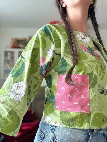 Blusjacka i vintagetyg med rosa fåglar
