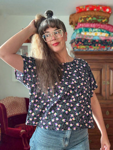 Blus i boxig modell med mönster i lila & guld