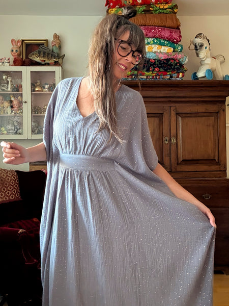 Spektakel / kaftanklänning grå med guldprickar. 2:a sortering
