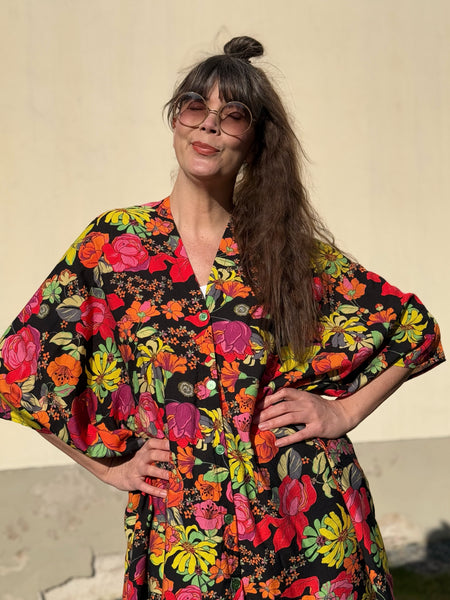 Sjok / kaftan med knappar, svart med blommor