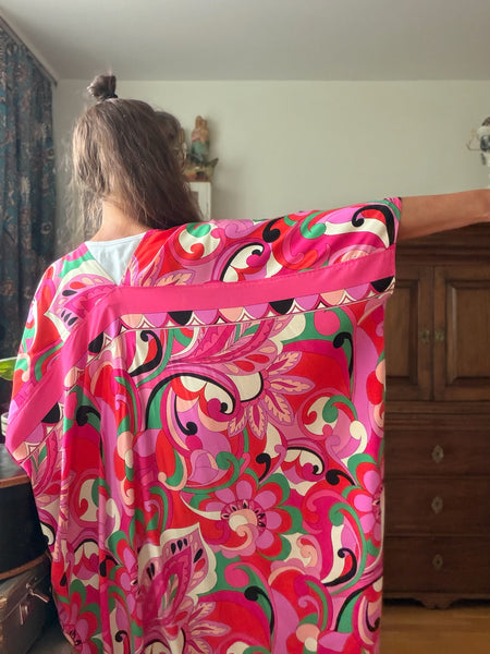 Sjok / kaftan i rosa röd paisley