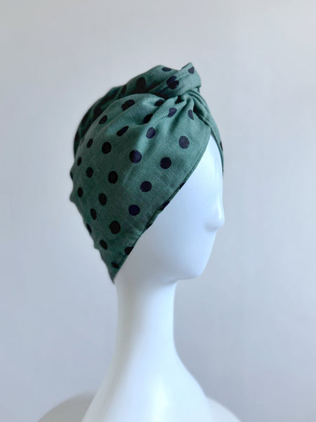Turban i grågrön bomull med prickar