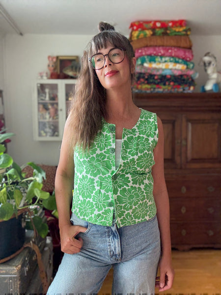 Ärmlös blus i vintagetyg med gröna blommor