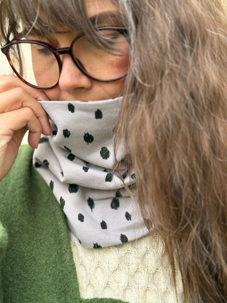 Tubsjal grå med svarta prickar