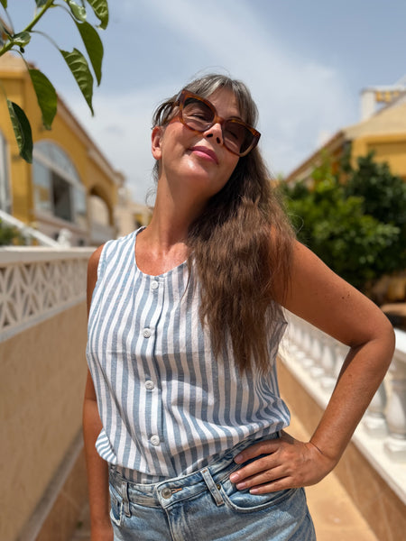 Ärmlös blus i randig linnemix