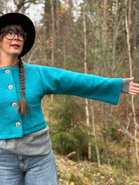 Kort ulljacka i knalligt turkost