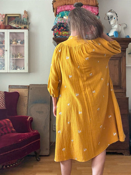 Vid klänning i solgul bomullsmuslin med broderier