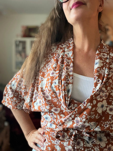 Omlottblus i tegelfärgat med blommor