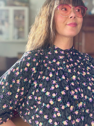 Vid klänning med mönster i lila & guld