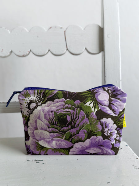 Necessär med stora lila blommor