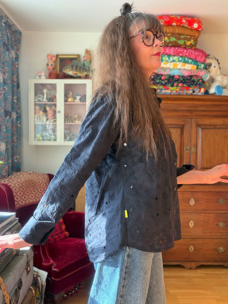 Skjorta i svart brodyr