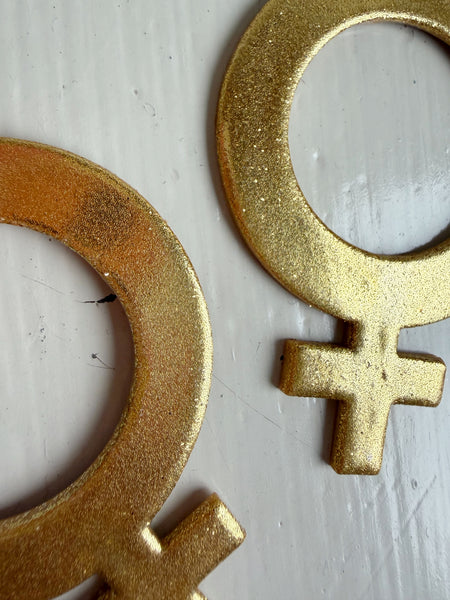 Stora kvinnotecken, örhängen guldiga