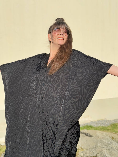 Sjok / kaftan med knappar & i svart jacquard