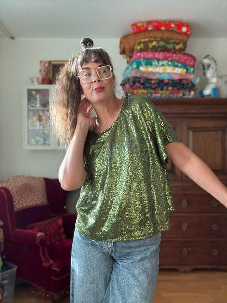Boxig blus med gröna paljetter