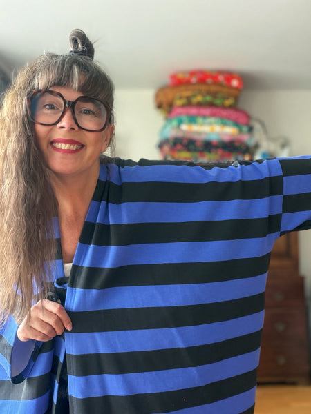 Gos-sjok / kaftan i collagetyg, svart & blårandigt