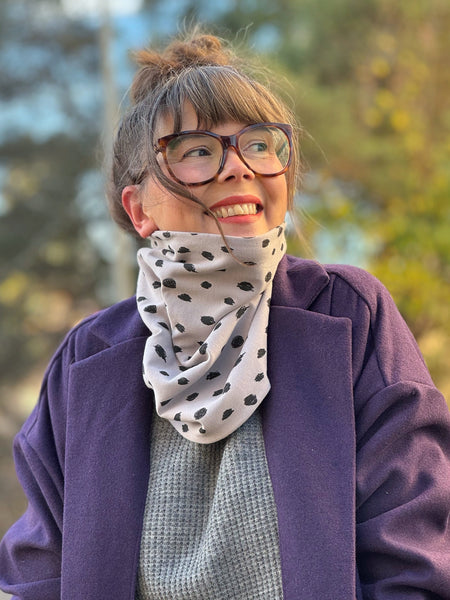 Tubsjal grå med svarta prickar