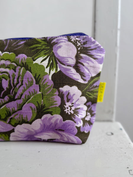 Necessär med stora lila blommor