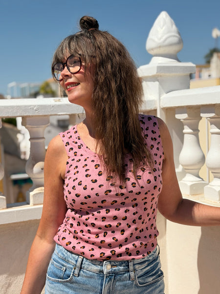 Linne i rosa leopardmönster