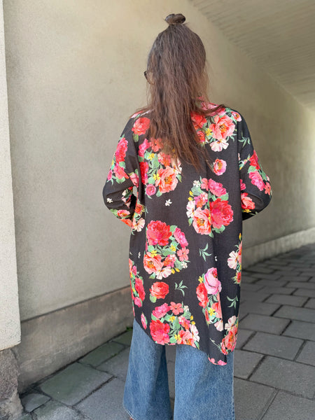 Kappa i svart tyg med rosor