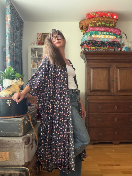 Extra långt sjok / kaftan i viskos med guld & lila blommor