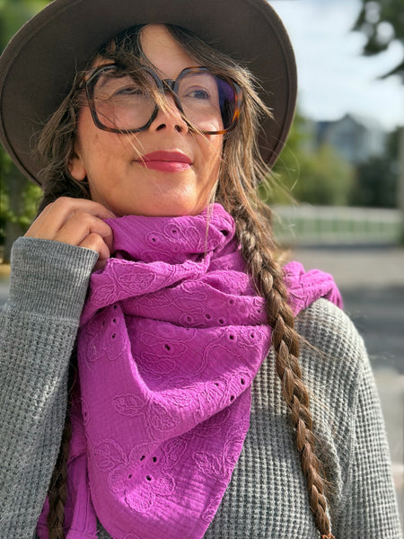 Sjal, violett med broderi