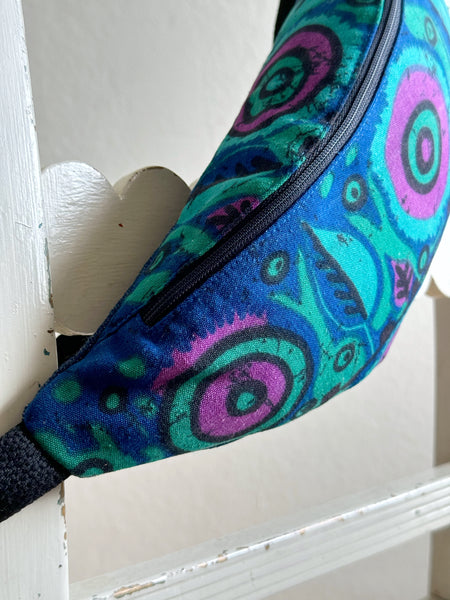 Magväska i blått, grönt & lila