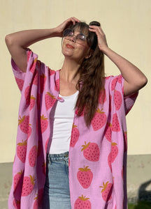 Sjok / kaftan i mjuk bomull med jordgubbar