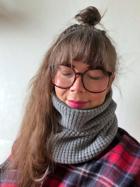Tubsjal i grå stickad ull