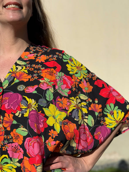 Sjok / kaftan med knappar, svart med blommor