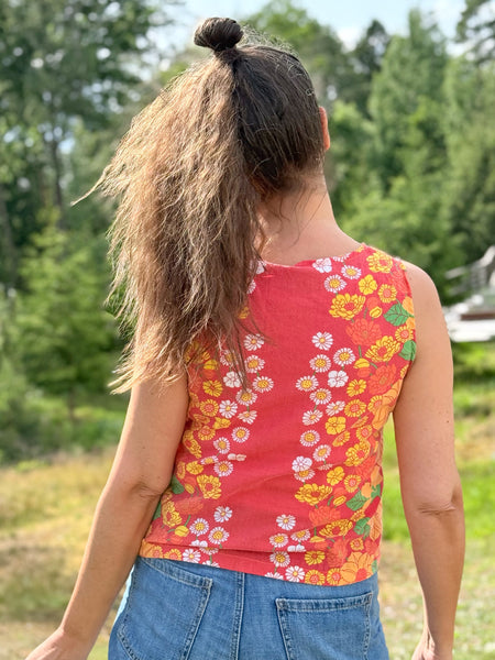Ärmlös blus i färgglatt vintagetyg