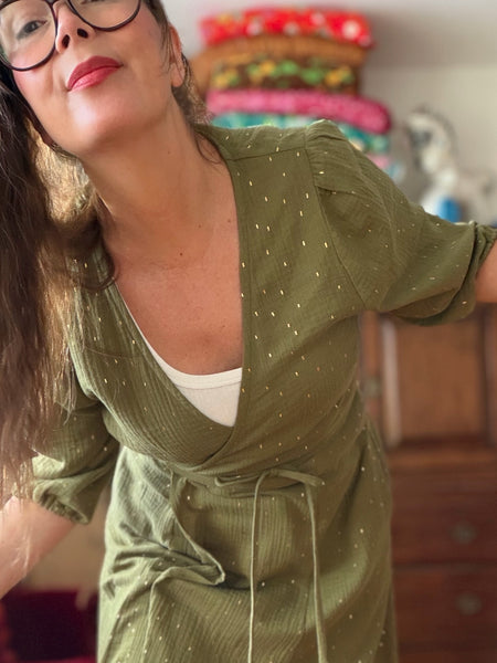 Omlottklänning i mossgrön bomullsmuslin