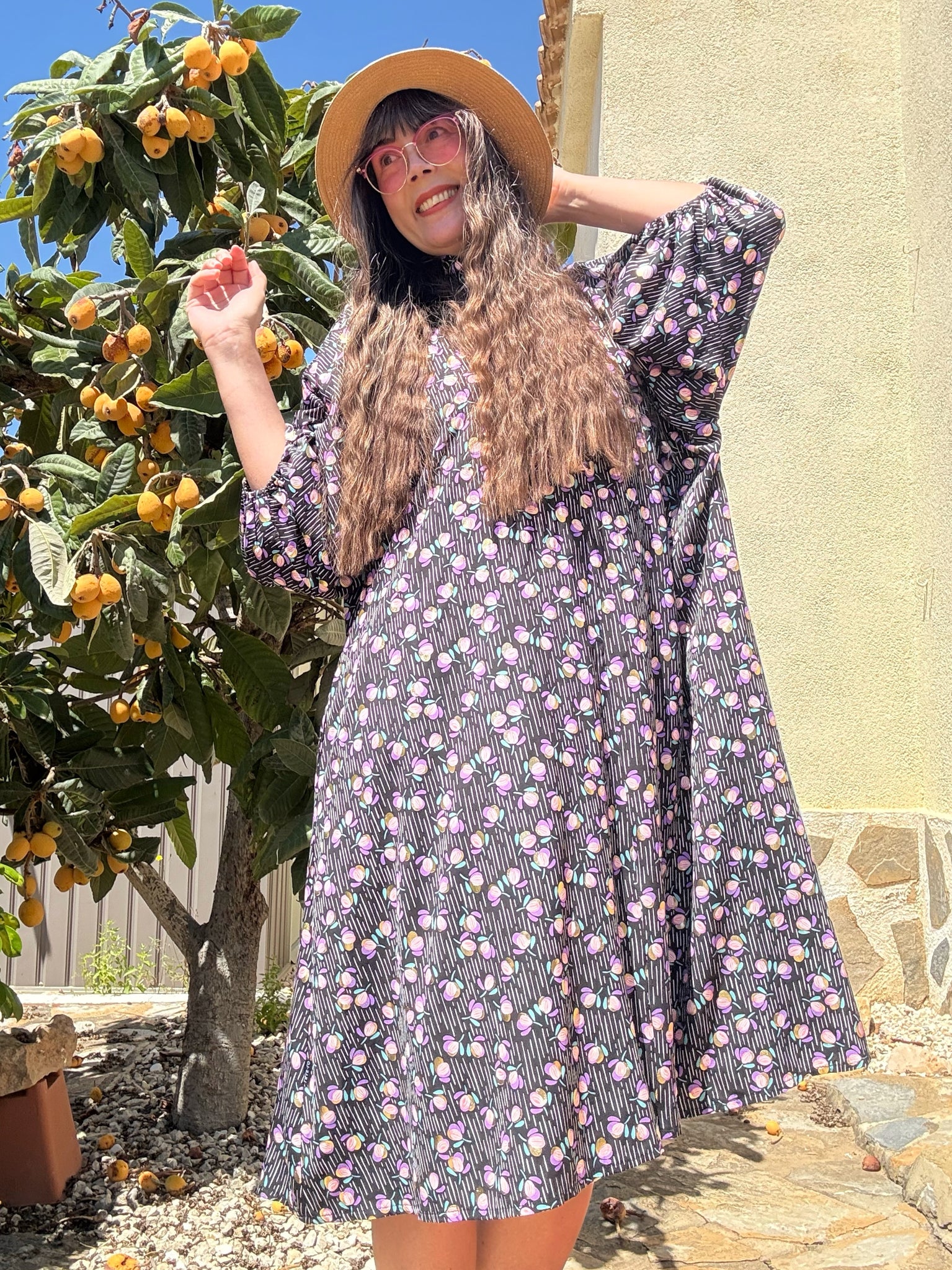 Vid klänning med mönster i lila & guld