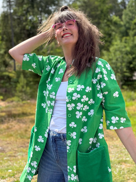 Städrock i grönt vintagetyg med klöver