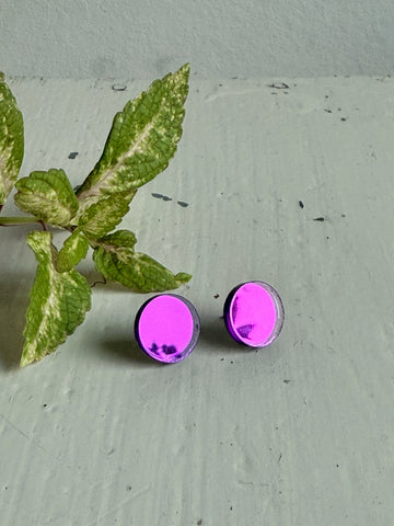 Örhängen i spegelblankt lila