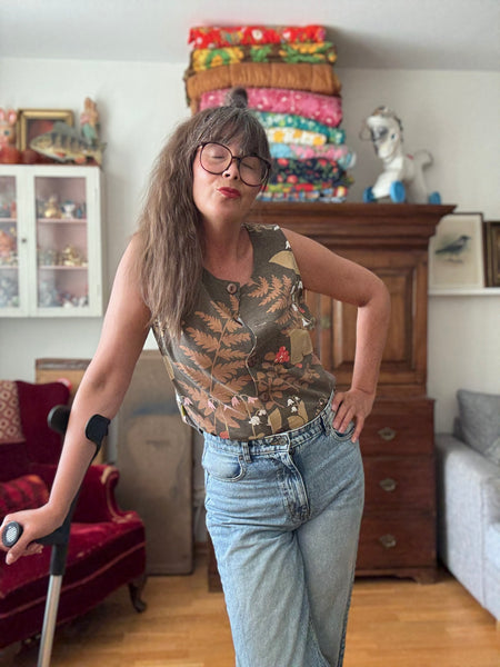 Ärmlös blus i brunt vintagetyg