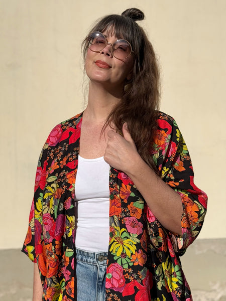 Sjok / kaftan med knappar, svart med blommor