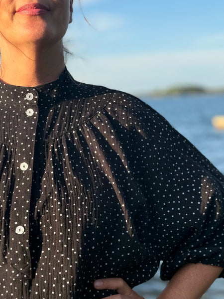 Vid klänning, svart med små vita prickar