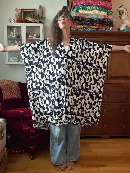 Sjok / kaftan med knappar hela vägen. Grafiskt