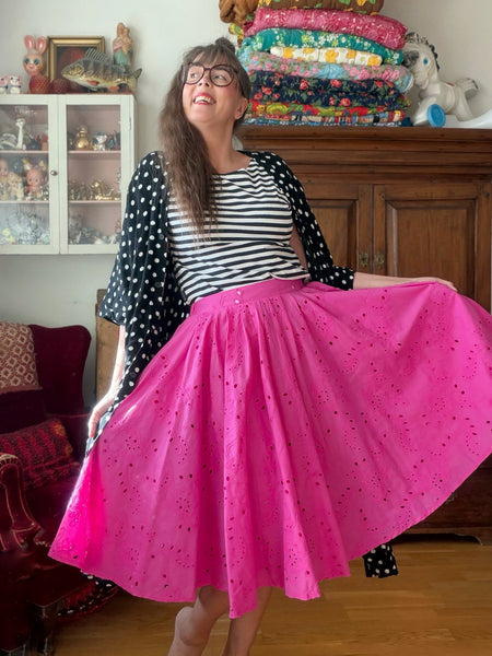 Vid kjol i cerise brodyr