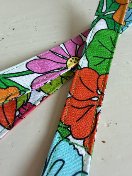 Nyckelband vitt med blommor