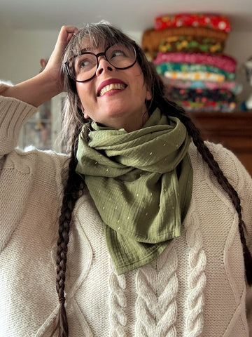 Stor sjal, mossgrön med guldströssel