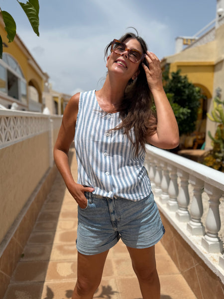 Ärmlös blus i randig linnemix