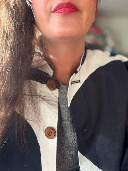 Kappa i återbrukat svartvitt tyg. Stl L