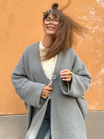 Kappa i grå stickad deadstock ull